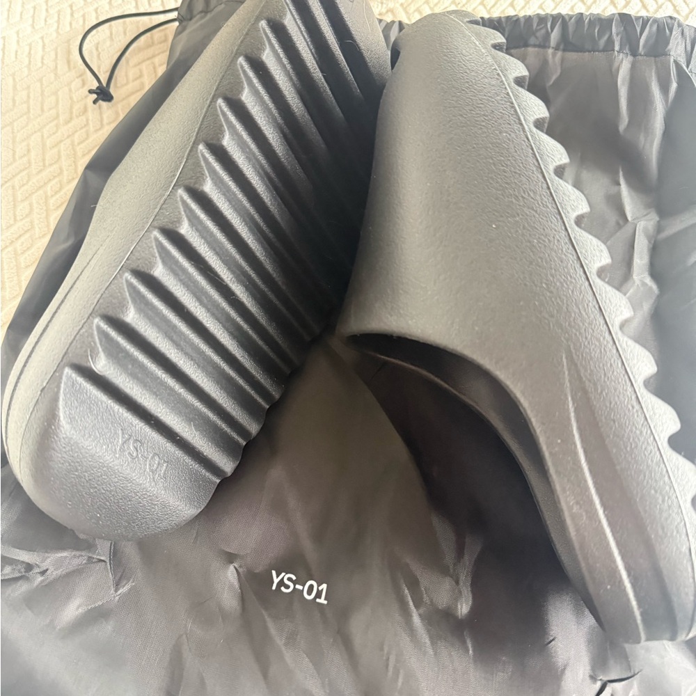 Yeezy YS-01 Black Slides (size 9) NWT - Picture 2 of 2
